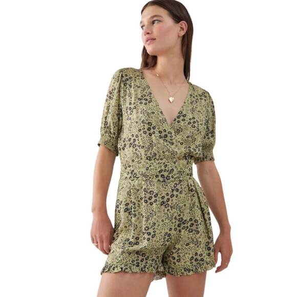 NEW Urban Outfitters size medium Ditzy Floral Print Tie Back Puff Sleeve Romper - Picture 2 of 14